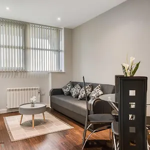 Apartment Cosy 1-bed By Heathrow Airport, London